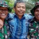 Pak Margono Tak Kuasa Tahan Air Mata Saat Anggota Satgas TMMD Ke-99 Pamitan